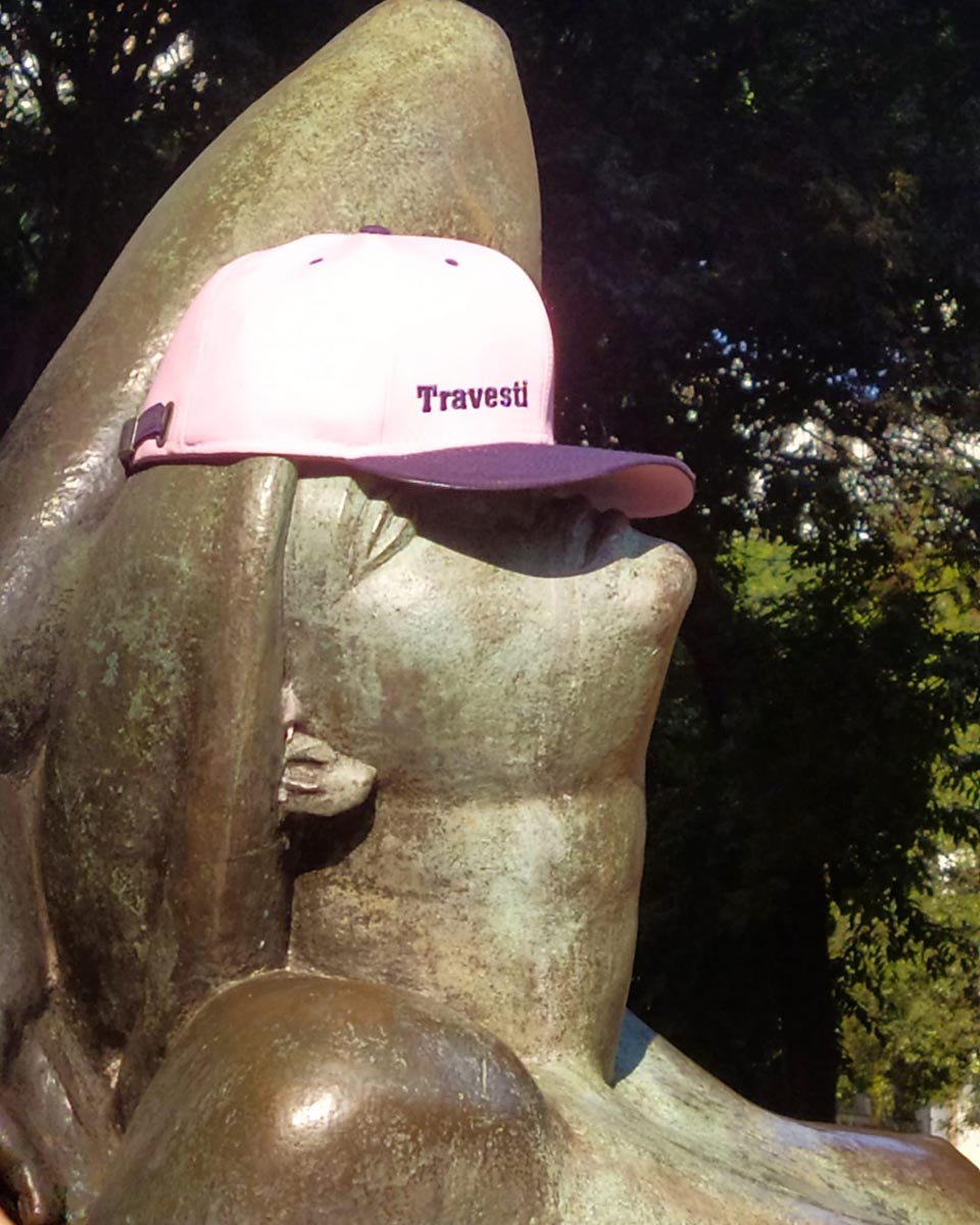 Apropriação da estátua de Brecheret, vulgo Pepeka, com boné da Orgulhe-se. Orgulhese/ reprodução Demonumenta